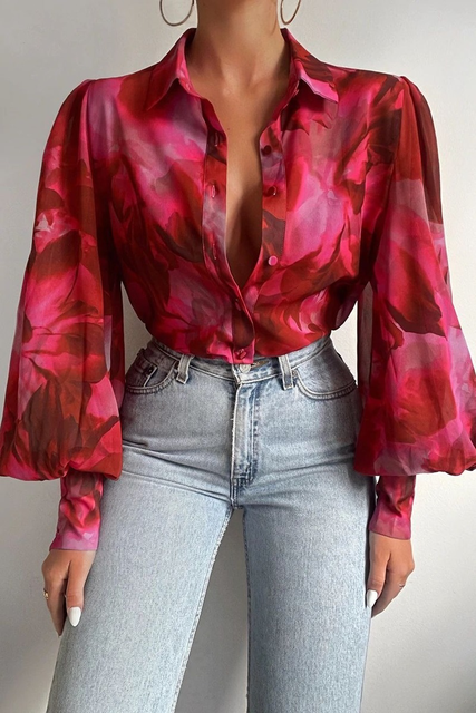 Luftig damblus i färgglad design. En bekväm och mångsidig vardagsblus som passar lika bra som festblus. Kvinnomode.