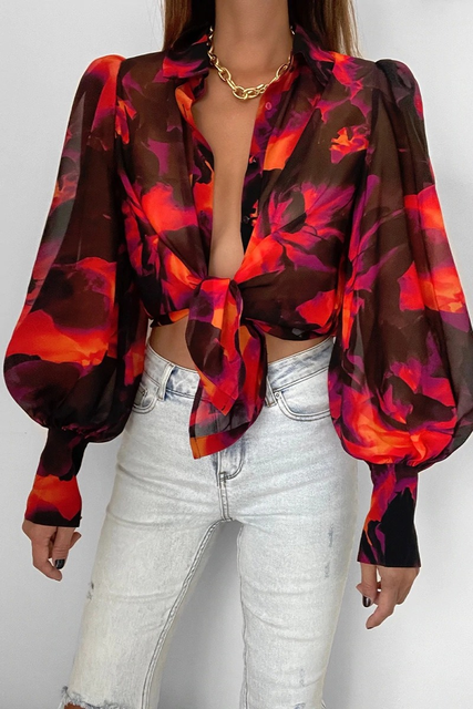 Mönstrad damblus med färgglad, lekfull design. Denna luftiga sommarblus är ett snyggt val för kvinnomode.