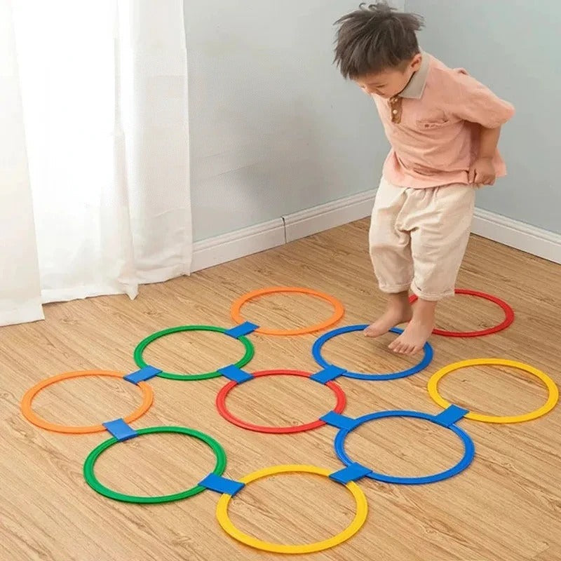 Barn skrattar och interagerar med hoppringsatsen, en utmärkt leksak för social och fysisk utveckling