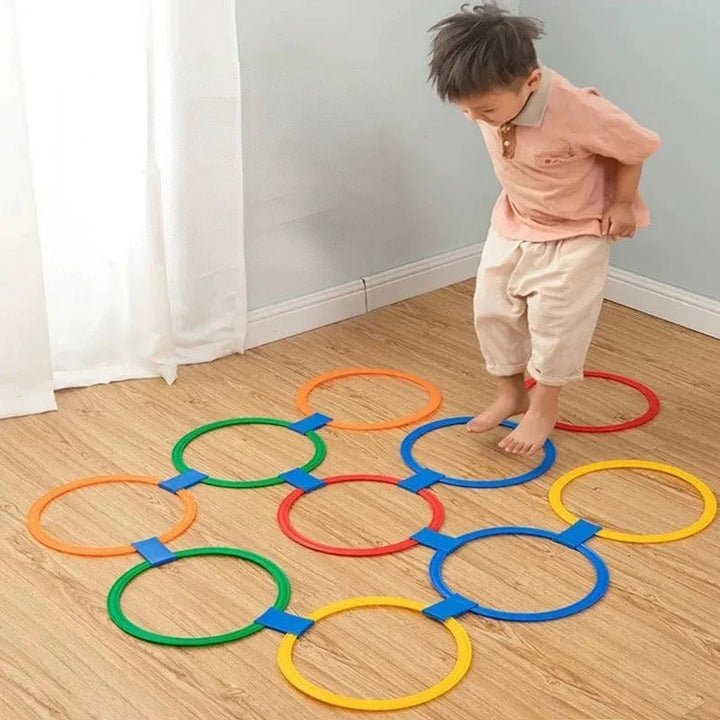 Barn skrattar och interagerar med hoppringsatsen, en utmärkt leksak för social och fysisk utveckling