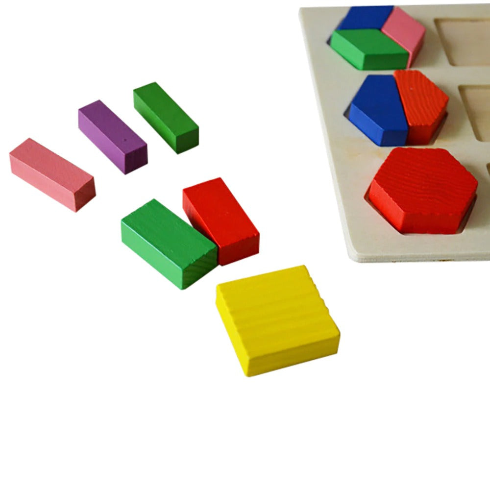 Flicka skrattar medan hon bygger ett färgglatt 3D-träpussel, glädjefylld barnleksak.