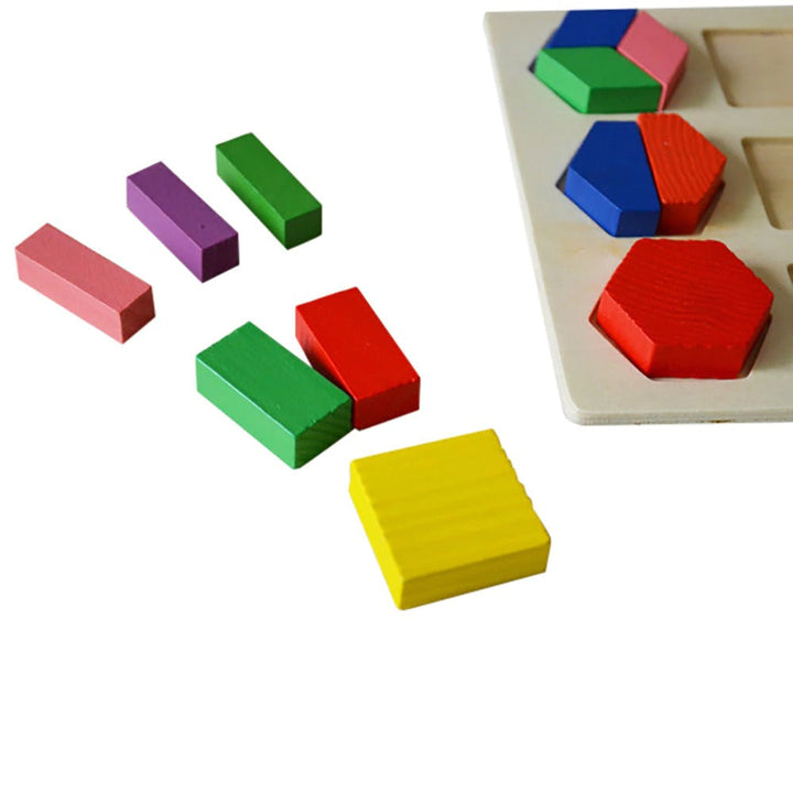 Flicka skrattar medan hon bygger ett färgglatt 3D-träpussel, glädjefylld barnleksak.
