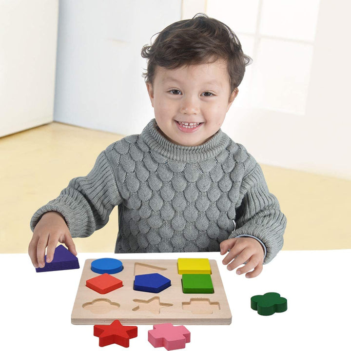 Barnfamilj som tillsammans bygger ett pedagogiskt 3D-träpussel, rolig aktivitetsleksak.