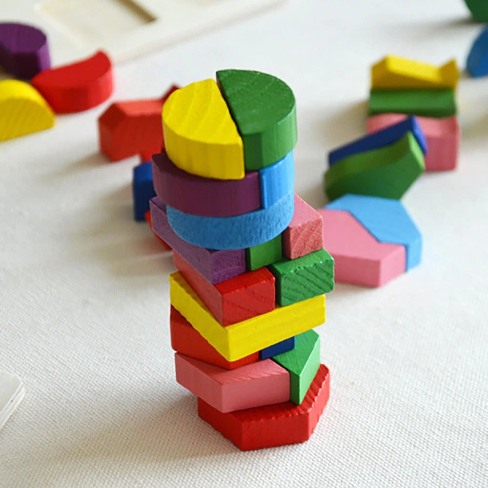 Olika geometriska former i ett 3D-träpussel, stimulerar barns igenkänning och kreativitet.
