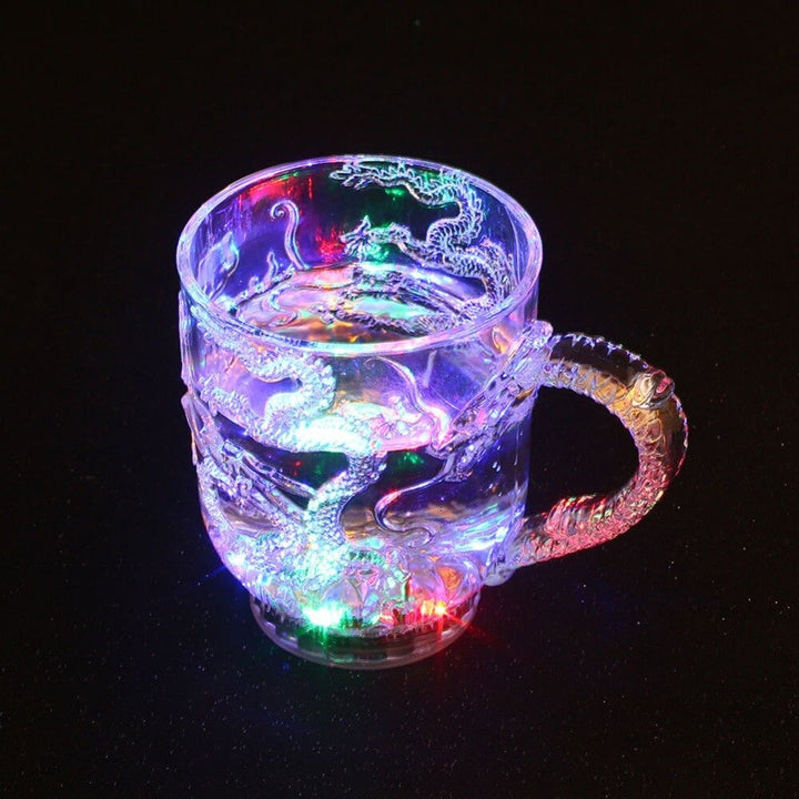 Presenttips: Unik färgskiftande drakmugg med LED. Lys upp festen eller discot med denna coola dryckesbehållare.