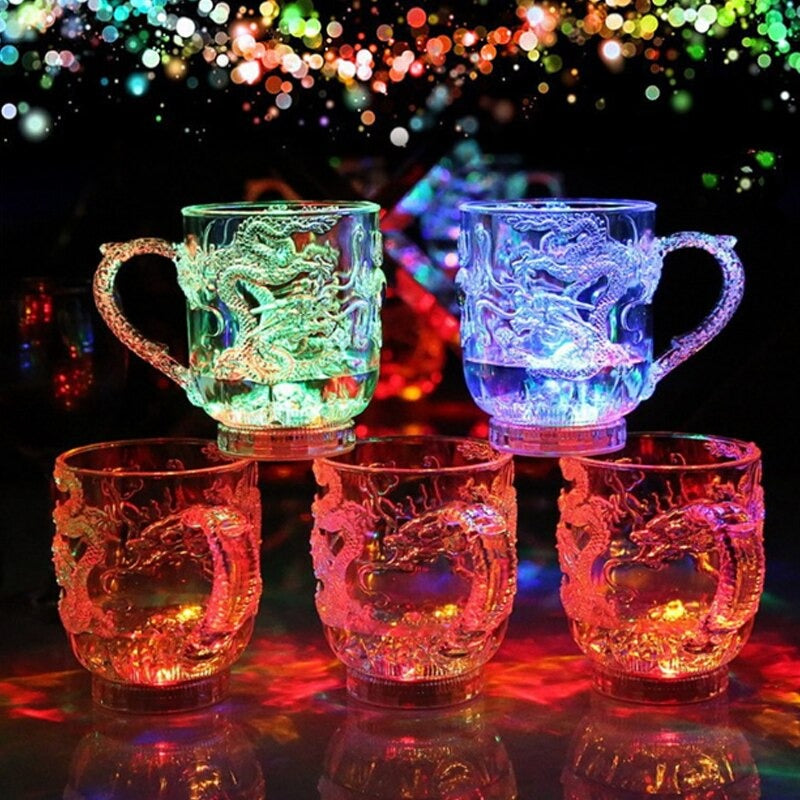 Drakmugg som skiftar färg med LED-ljus, för unika drycker på festen. En cool plastmugg för bar/disco.