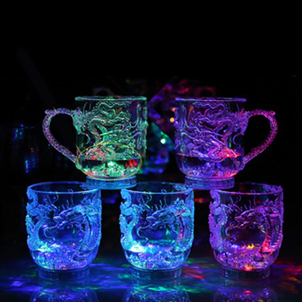 Färgskiftande drakmugg med LED-ljus. Unik festmugg i plast för bar och disco, lyser upp dina drycker.