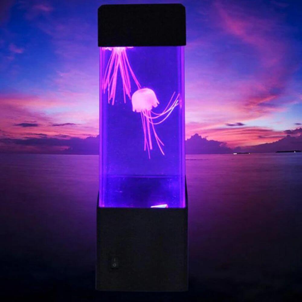 Mångfärgad LED-manetlampa med realistiska, simmande maneter. Perfekt nattlampa & stressavlastare.