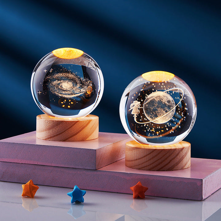 Unik 3D kristallampa med LED-belysning, perfekt som sovrumslampa eller dekor.