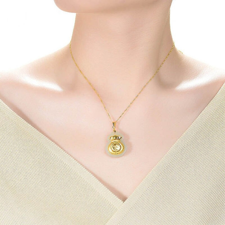 Feng Shui jade pengapåse hängsmycke för kvinnor. Amulett som lockar rikedom & lycka.