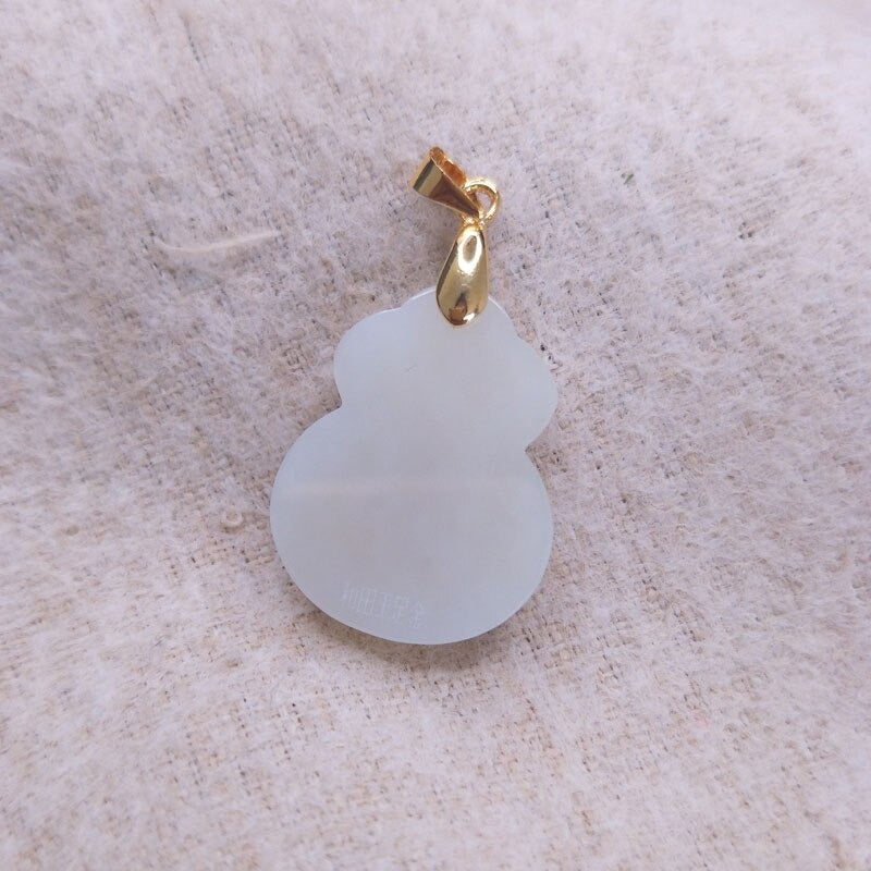 Detaljerat jade pengapåse hängsmycke för kvinnor. Symboliserar välstånd, framgång & lycka.
