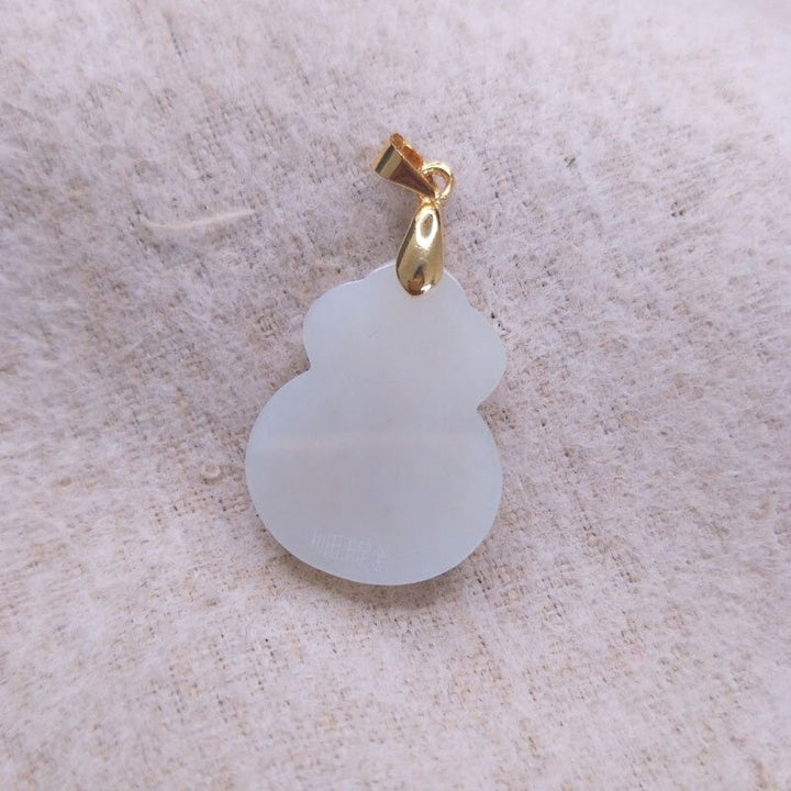 Detaljerat jade pengapåse hängsmycke för kvinnor. Symboliserar välstånd, framgång & lycka.
