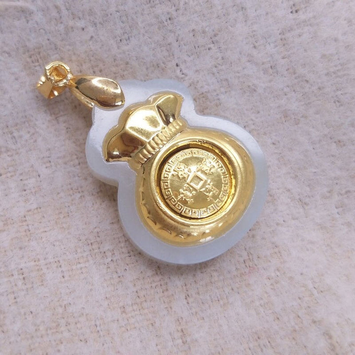 Vackert Feng Shui smycke i jade. Pengapåse design, en kraftfull amulett för rikedom & välstånd.