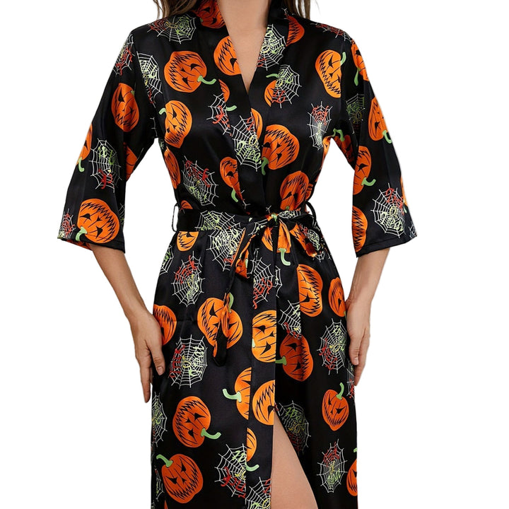 Festlig Halloweenklänning för dam med färgglada pumpamönster. Perfekt temaklänning för höstens firanden.