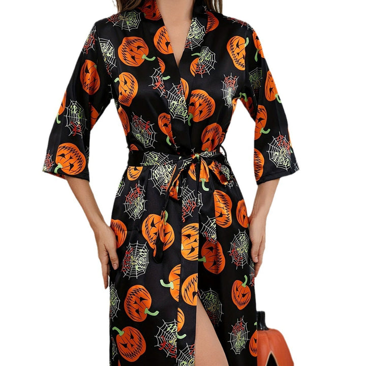 Bekväm och lös Halloweenklänning för dam, med glada pumpamönster. En mångsidig festklänning för alla tillfällen.