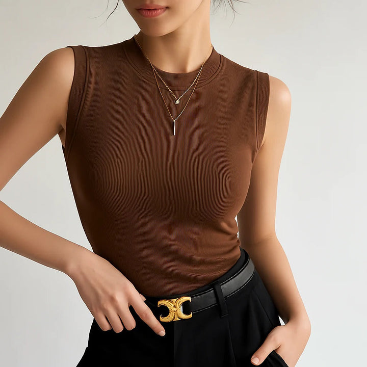 Dam tanktop i figurnära modell, perfekt basplagg för en stilren look. Mjukt och bekvämt linne.