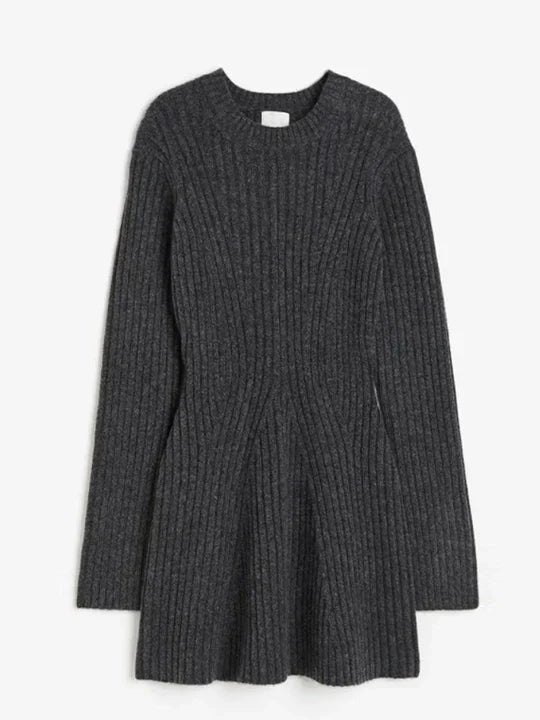 Mysig figurnära stickad klänning, perfekt höstmode för kvinnor. Elegant och mångsidig, passar vardag som fest.