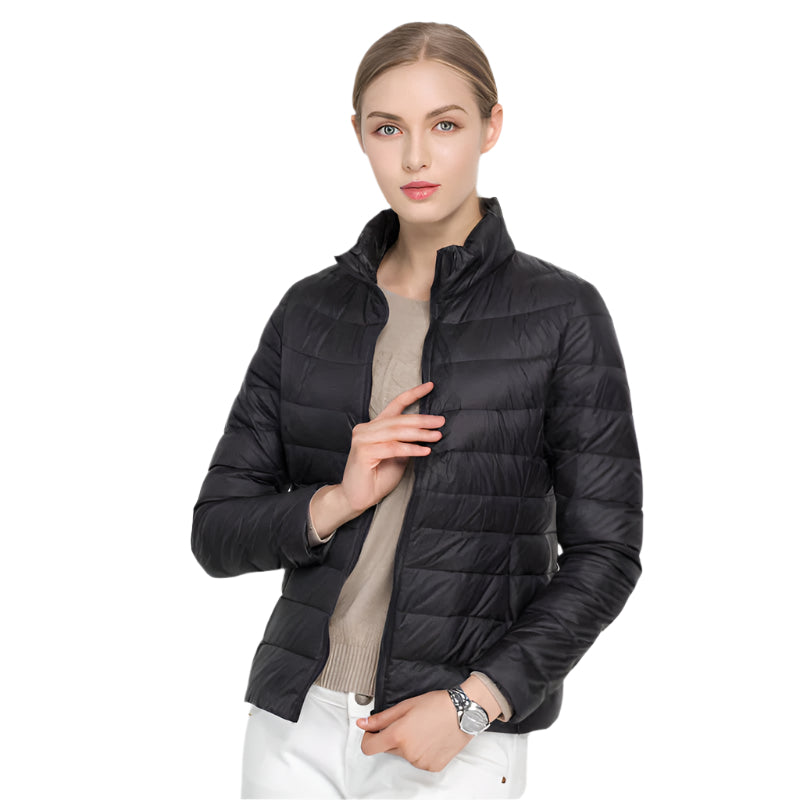 Figursydd damvinterjacka, lätt och värmande. Elegant design för kalla dagar.