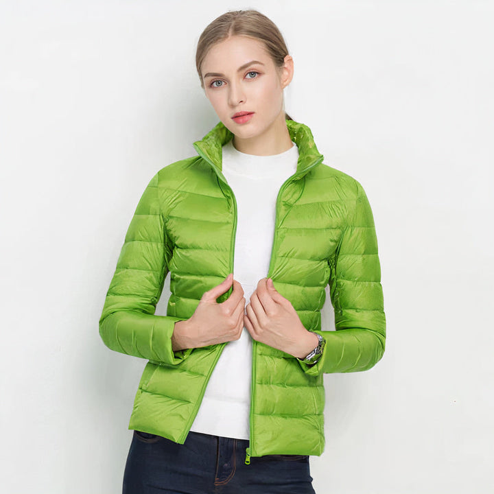 Höst- och vinterjacka dam. Figursydd, lätt och varm jacka för kvinnor med elegant stil.