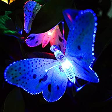 Lysande fjärilar i olika färger på en soldriven LED-slinga, perfekt för festbelysning året runt.