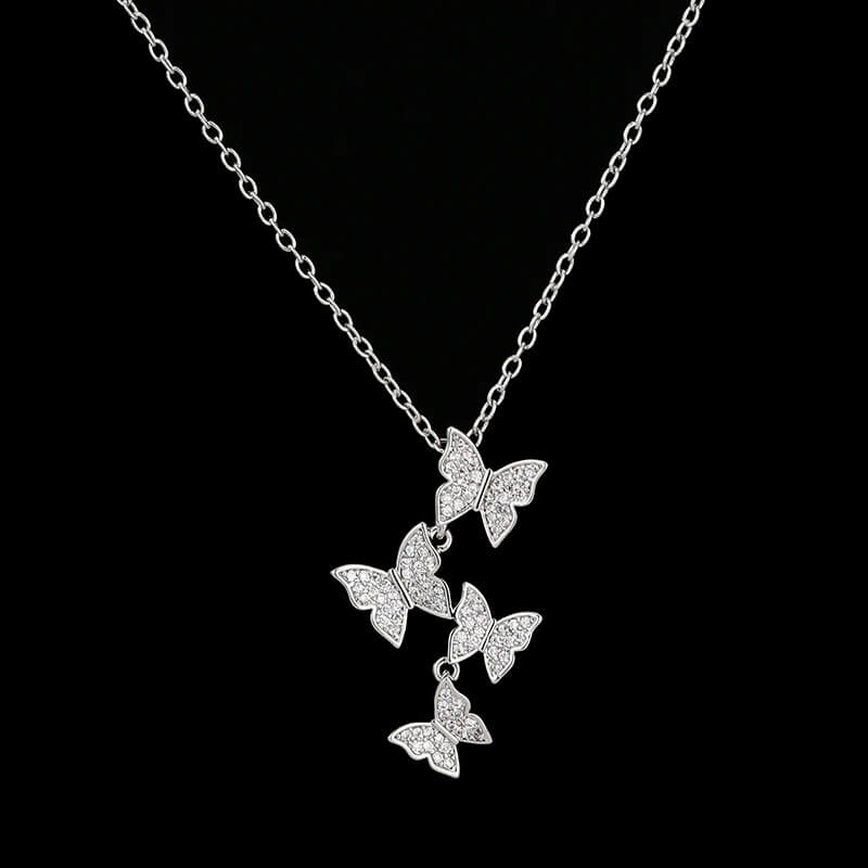 Gnistrande fjärilssmyckesset i äkta sterlingsilver med zirkoner. Inkluderar halsband, örhängen.