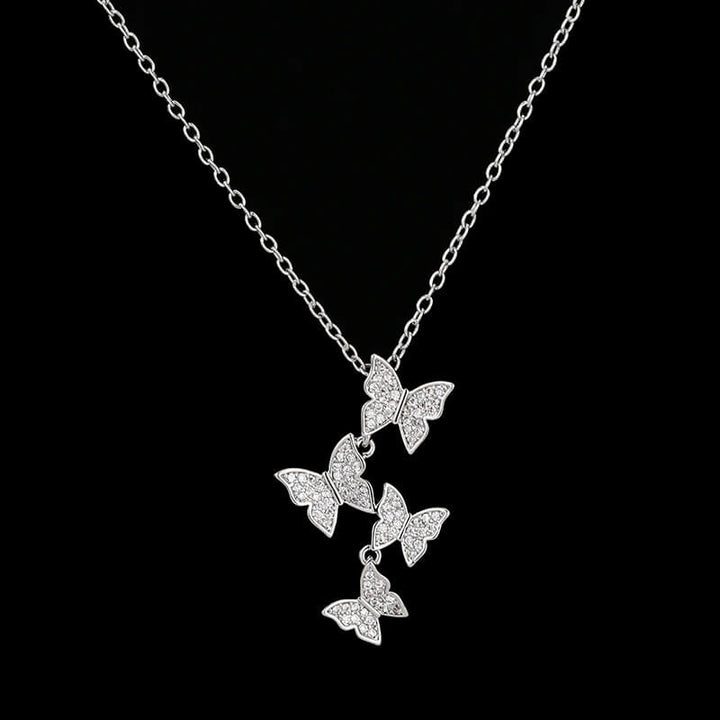 Gnistrande fjärilssmyckesset i äkta sterlingsilver med zirkoner. Inkluderar halsband, örhängen.
