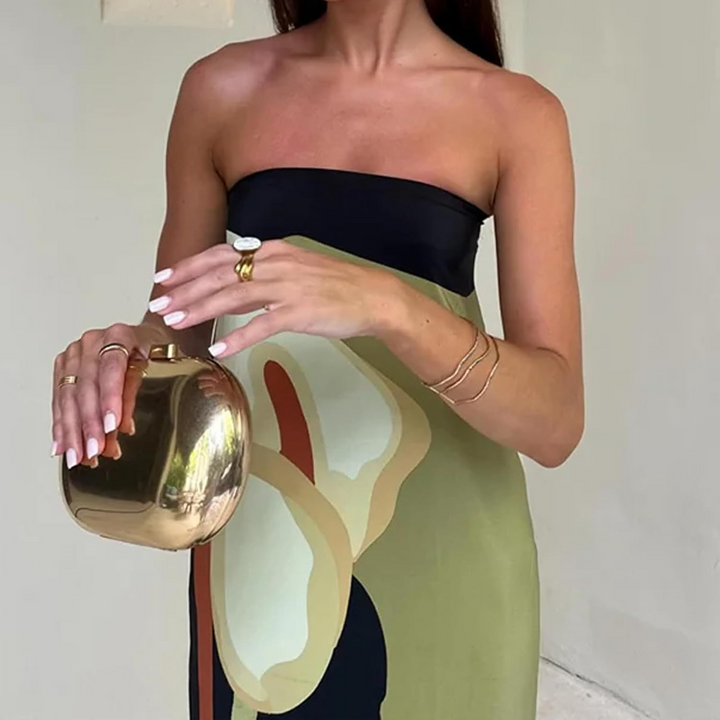 Detalj av vibrerande, bekväm sommarklänning i lång modell. Elegant flödande maxiklänning för kvinnor.