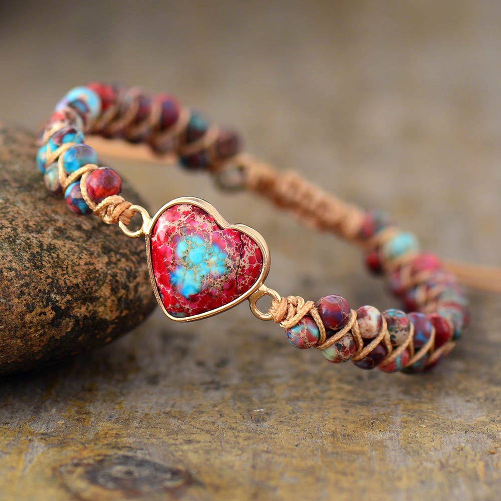 Närbild av chakra-energiarmband i flätad design med naturliga helande stenar för kvinnor.