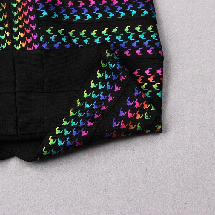 Trendig flerfärgad randig miniklänning. Ärmlös bodycon stretchklänning, idealisk sommar- och partyklänning.