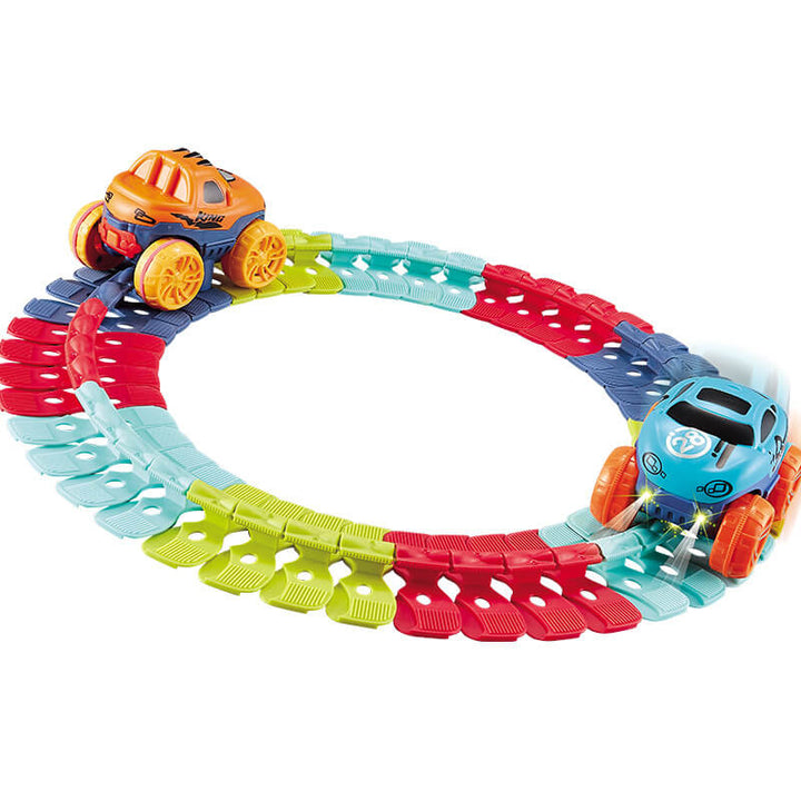 Detaljbild av de sammankopplade flexibla spårdelarna som bildar en slinga för racerbilar.