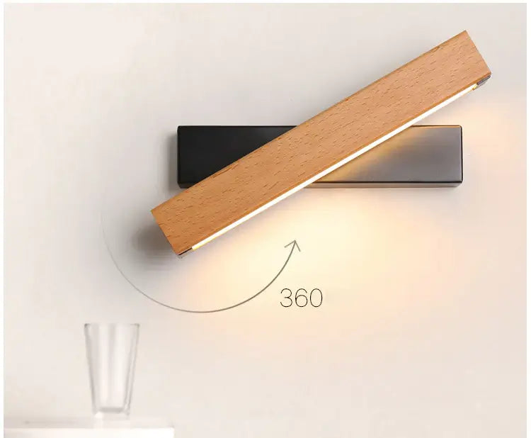 Väggmonterad LED-lampa, 360° roterbar. Ger flexibel och riktad belysning i hemmet.