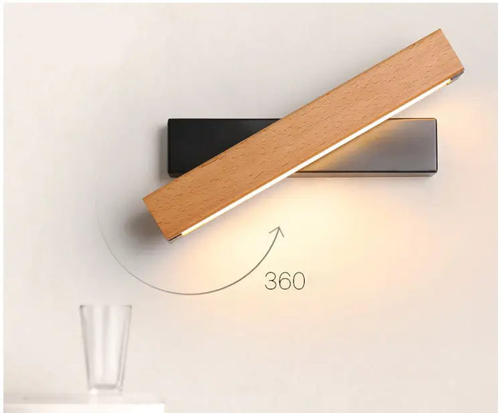 Väggmonterad LED-lampa, 360° roterbar. Ger flexibel och riktad belysning i hemmet.