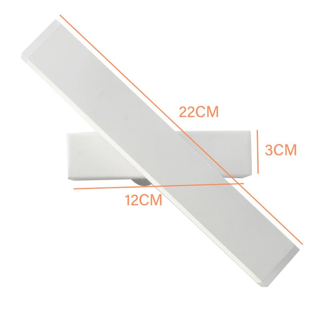 Vägglampa med integrerad LED, 360° svängbar. Skapar modern och anpassningsbar belysning.
