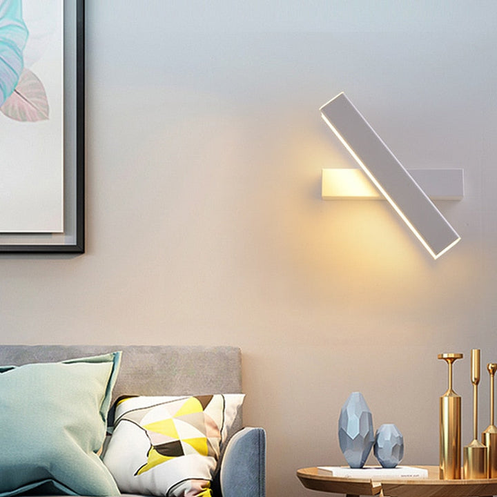 Modern LED-vägglampa med 360° rotation. Justerbar belysning för inomhusbruk.