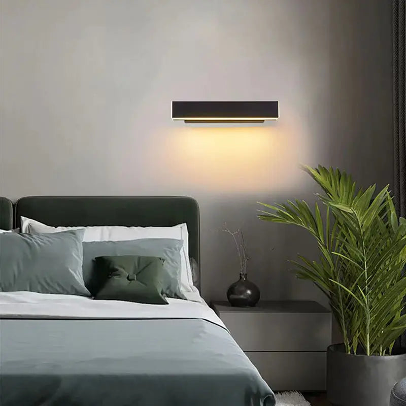 Energisnål LED-vägglampa i modern stil. 360° justerbar för flexibel belysning.
