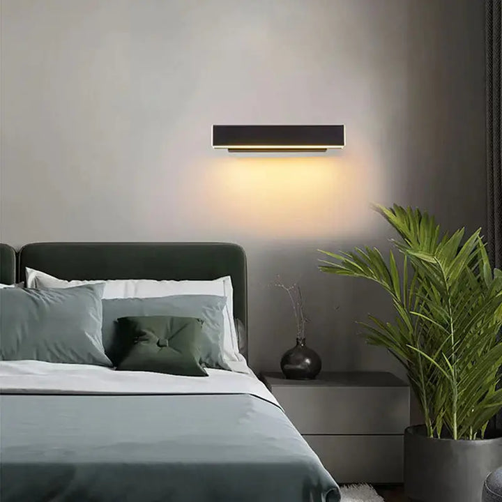 Energisnål LED-vägglampa i modern stil. 360° justerbar för flexibel belysning.