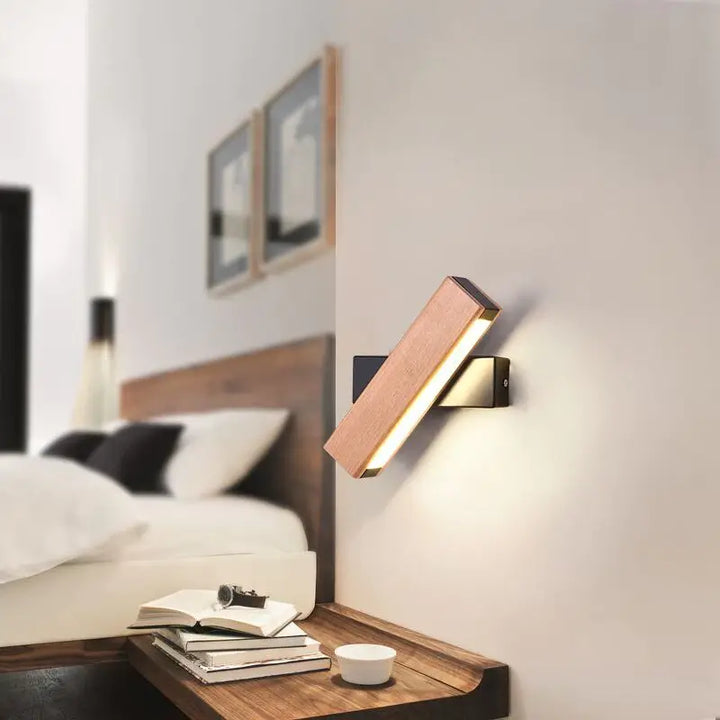 Designad LED-vägglampa i trä och metall. Roterbar för optimal inomhusbelysning.