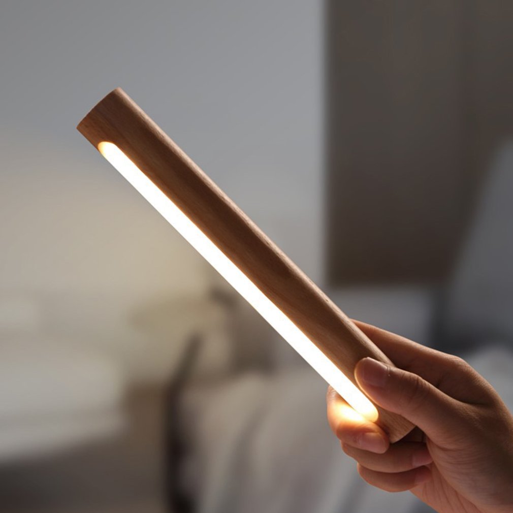 Elegant trävägglampa med dimbar LED, magnetisk bas för enkel placering i hemmabelysning.