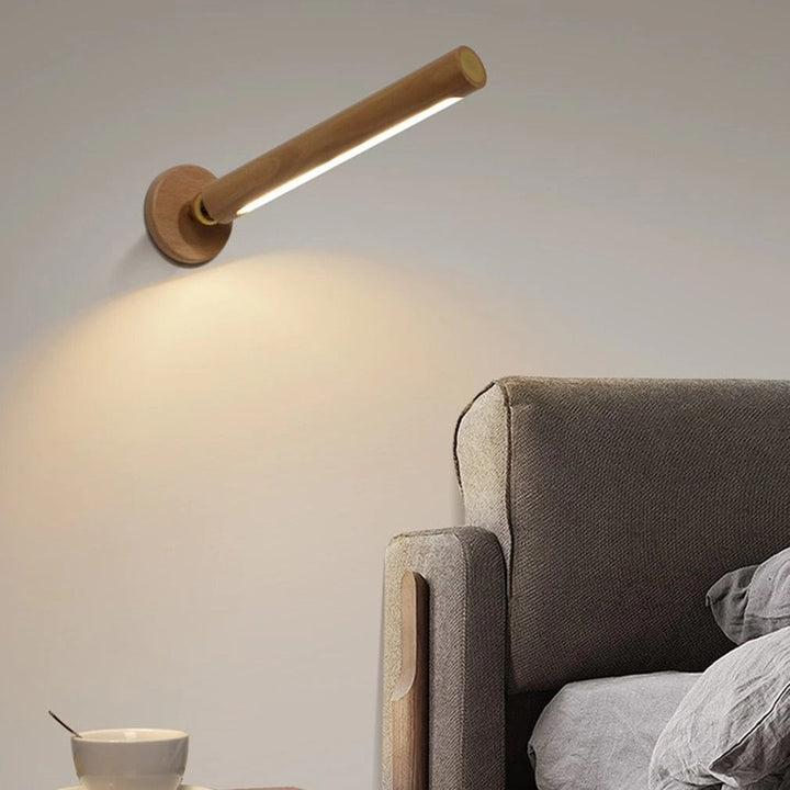 Roterbar LED-lampa i trä som kan användas som vägglampa, bordslampa eller nödlampa.
