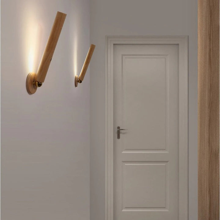 Modern och flexibel LED-vägglampa i minimalistisk trädesign, idealisk för optimal belysning.