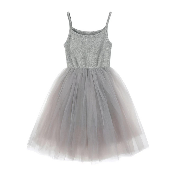 Närbild på paljettöverdelen av barnens festklänning i tyll, glittrande och elegant.