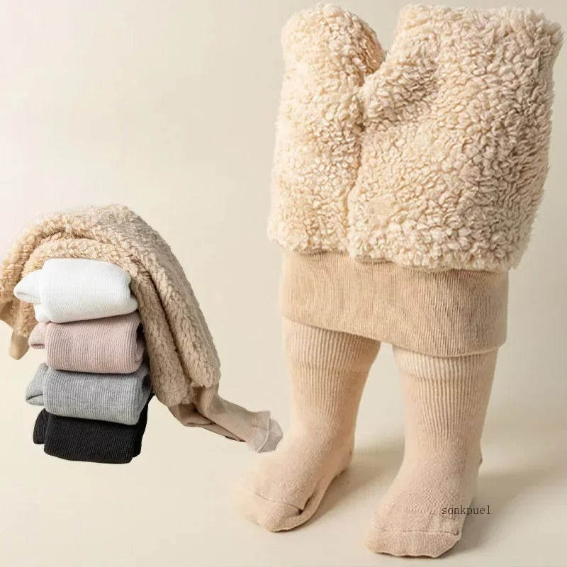 Närbild på midjeband av elastiska bomullsvintertights för flickor