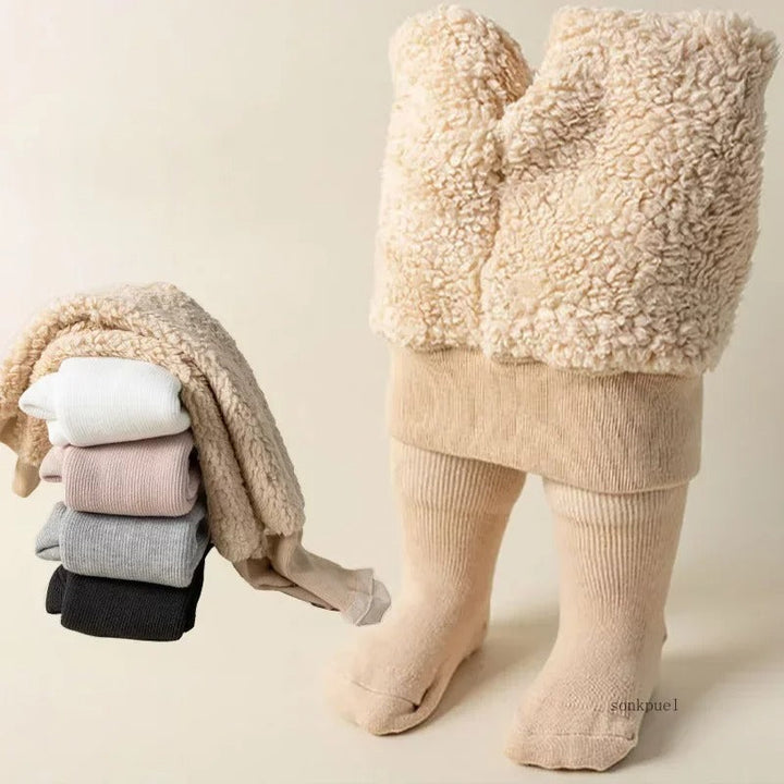 Närbild på midjeband av elastiska bomullsvintertights för flickor