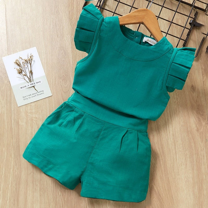 Flickors prickiga sommarset med casual skjorta och matchande shorts i bomullsmix, lekfull stil.