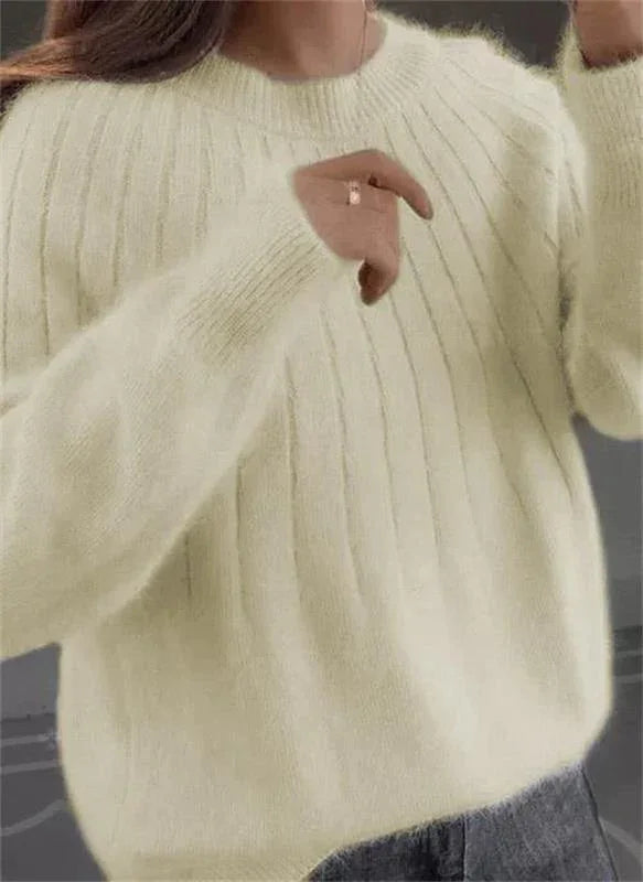 Mysig fluffig damtröja med lyxig stickad textur, ger skön värme för vinterkläder. Modern dammode.