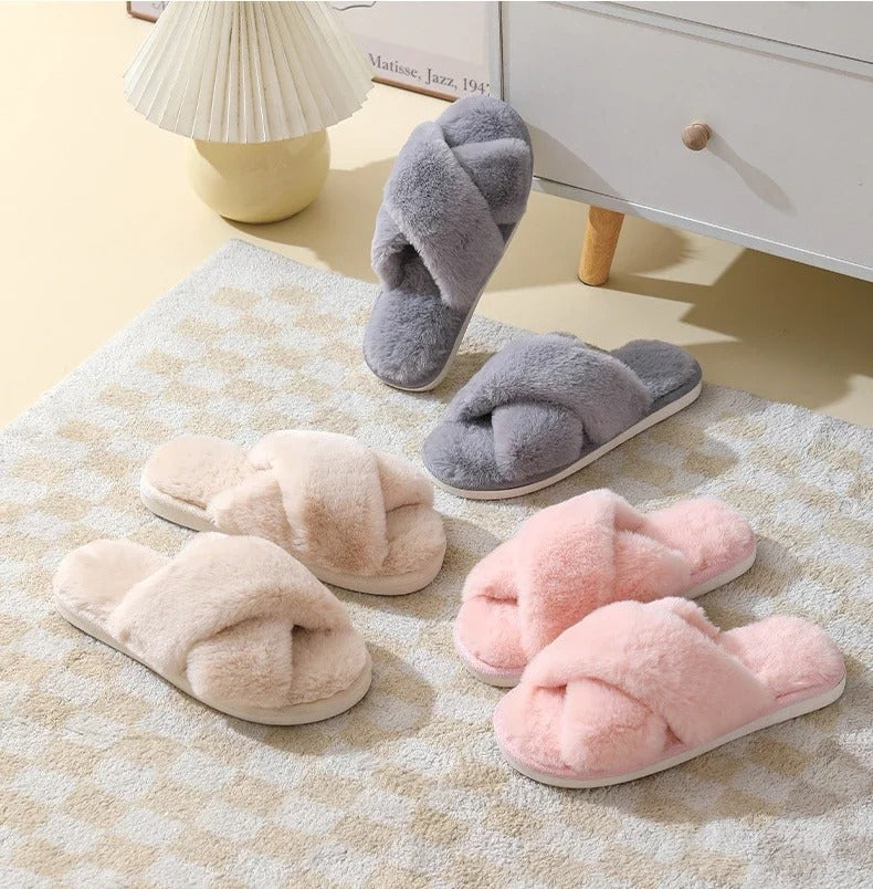 Fluffiga damtofflor med tvärrem, designade för maximal komfort och mysiga hemmakvällar.