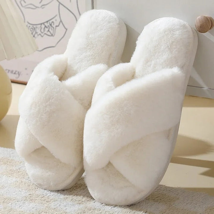 Lyxiga fluffiga damtofflor i mjukt material. Perfekta komforttofflor för kalla fötter inomhus.