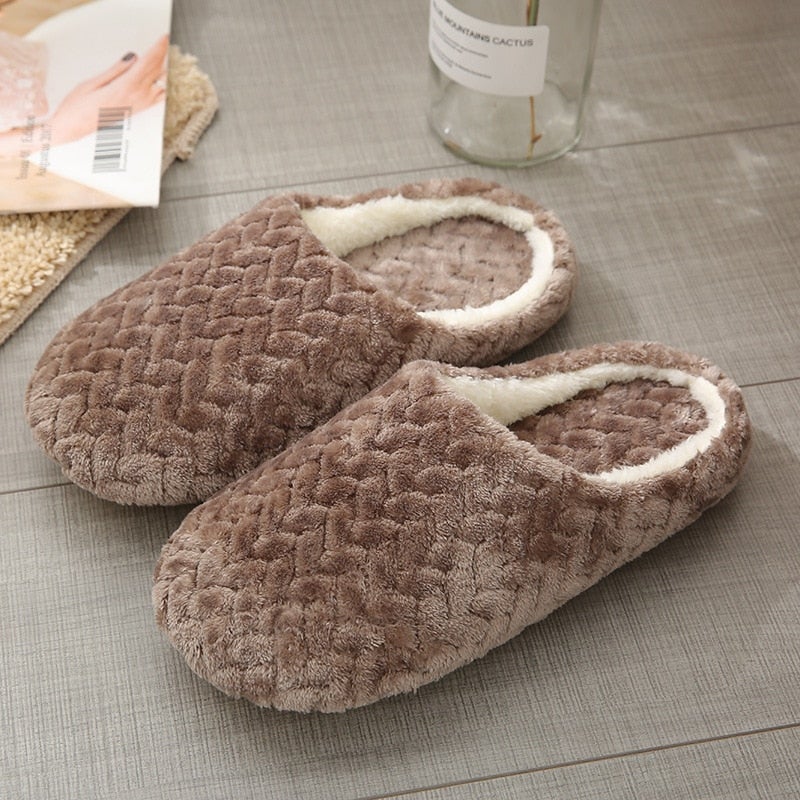 Mysiga tofflor för kvinnor, beige fluffig design, med ergonomiskt minnesskum.
