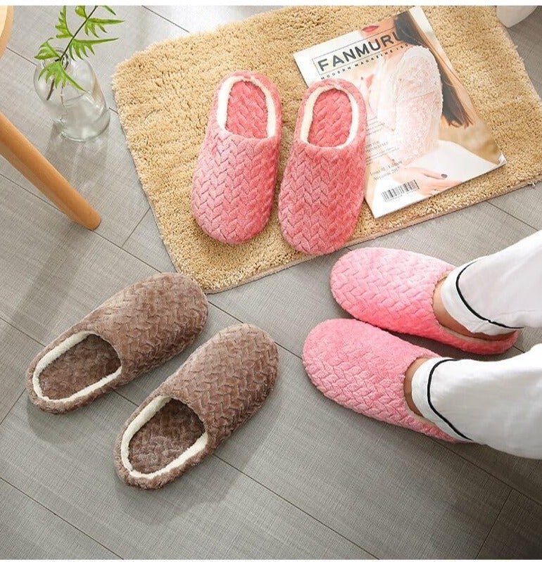 Fluffiga damtofflor med tjocka sulor i minnesskum, bekväma och varma för hemmet.