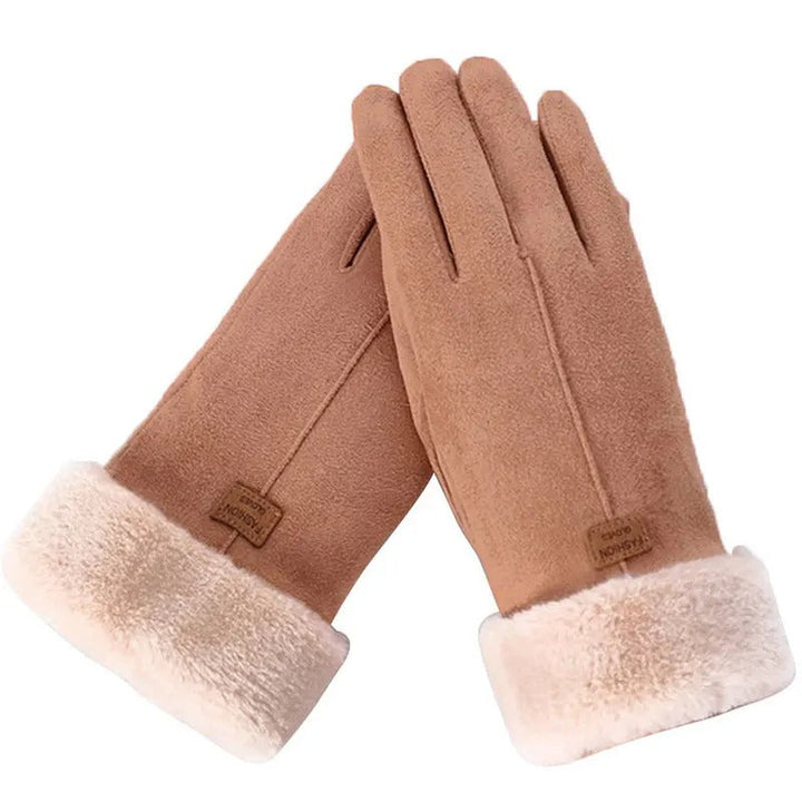 Gråa helfingervantar, mysiga och fluffiga för att hålla händerna varma i vinter.